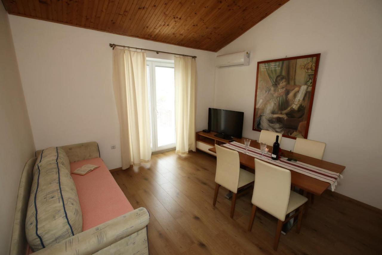 Apartments Noemi Malinska Esterno foto