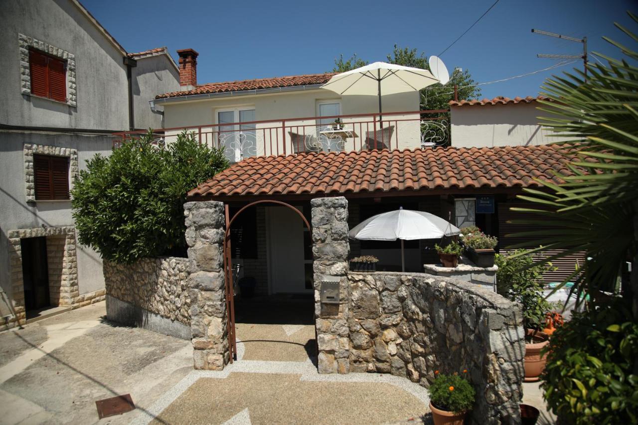 Apartments Noemi Malinska Esterno foto